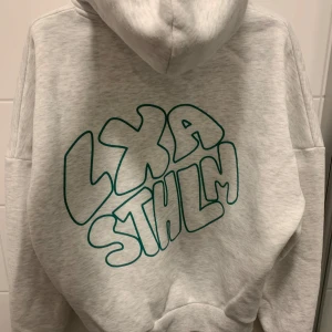 LXA HOODIE - Superfin hoodie från lxa the label. Kommer ej till användning, endast använd fåtal ggr (toppenskick) strl xxs men passar absolut större också då den är oversized.