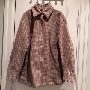 💕Rutig jacka -  & Other Stories 💕 - En superfin rutig jacka från & other stories. Hundtands-mönstrad i beige/rosa/brun. Så fin💕🥰 Har användt en vinter men är fortf i fint skick!