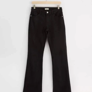 Svarta flare jeans från Lindex - Snygga svarta flare jeans från Lindex med låg midja. Helt nya med lappen kvar. Storlek 44