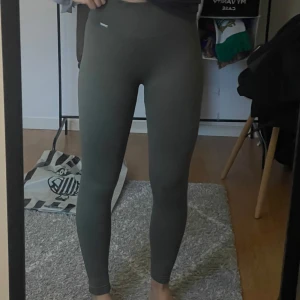 Gröna leggings - Snygga gröna leggings med hög midja och tight passform från aim’n