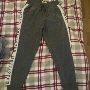 Gråa hollister mjukis  - Bra skick, använda några gånger.
