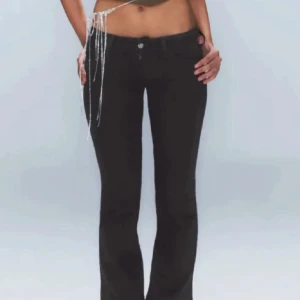 Svarta bootcut jeans - Så snygga jeans från weekday 💕fint skick, kan sänka priset vid snabbt köp!!🩷skriv privat för egna bilder 💕