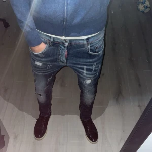Dsquared2 Jeans - Tjena! Säljer nu dessa as feta Dsq2  jeans som är i topp skick! Väldigt stilrena och passar både till skolan och en utekväll!