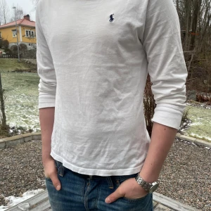Vit långärmad tröja från Ralph Lauren - Säljer en clean långärmad T-shirt från Ralph Lauren. Storlek L i barnstorlek men skulle säga att det är en S herr. Ganska kort i ärmarna. Pris 199kr. Nypris runt 700kr. 