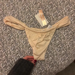 Calzedonia bikiniunderdel  - Snygg bikiniunderdel från Calzedonia!! Finns inte att köpa längre. Helt ny! Strl s💕