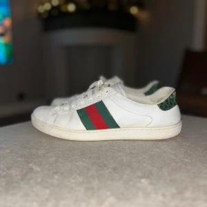 Gucci ace  - Ett par riktigt feta Gucci ace skor i färgen vit⚪️| Skick-7/10✅| Nypris över 6000 kr!|  tillkommer endast skorna| Hör av er vid fler funderingar 