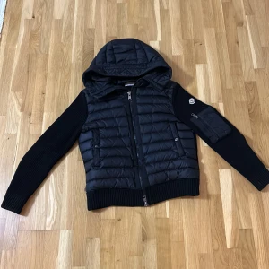 Svart Moncler cardigan  - Säljer min svarta Moncler jacka för använder ej den längre den är i skick 10/10 dens skann i jackan tar dig till Moncler äkta hemsida pris kan diskuteras 