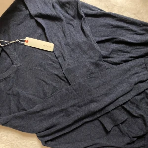 Mörkblå tröja från Esprit - Säljer en stilren mörkblå tröja från Esprit. Tröjan har en klassisk design med rund hals och ribbade kanter. Perfekt för en avslappnad look. Taggarna sitter fortfarande kvar.