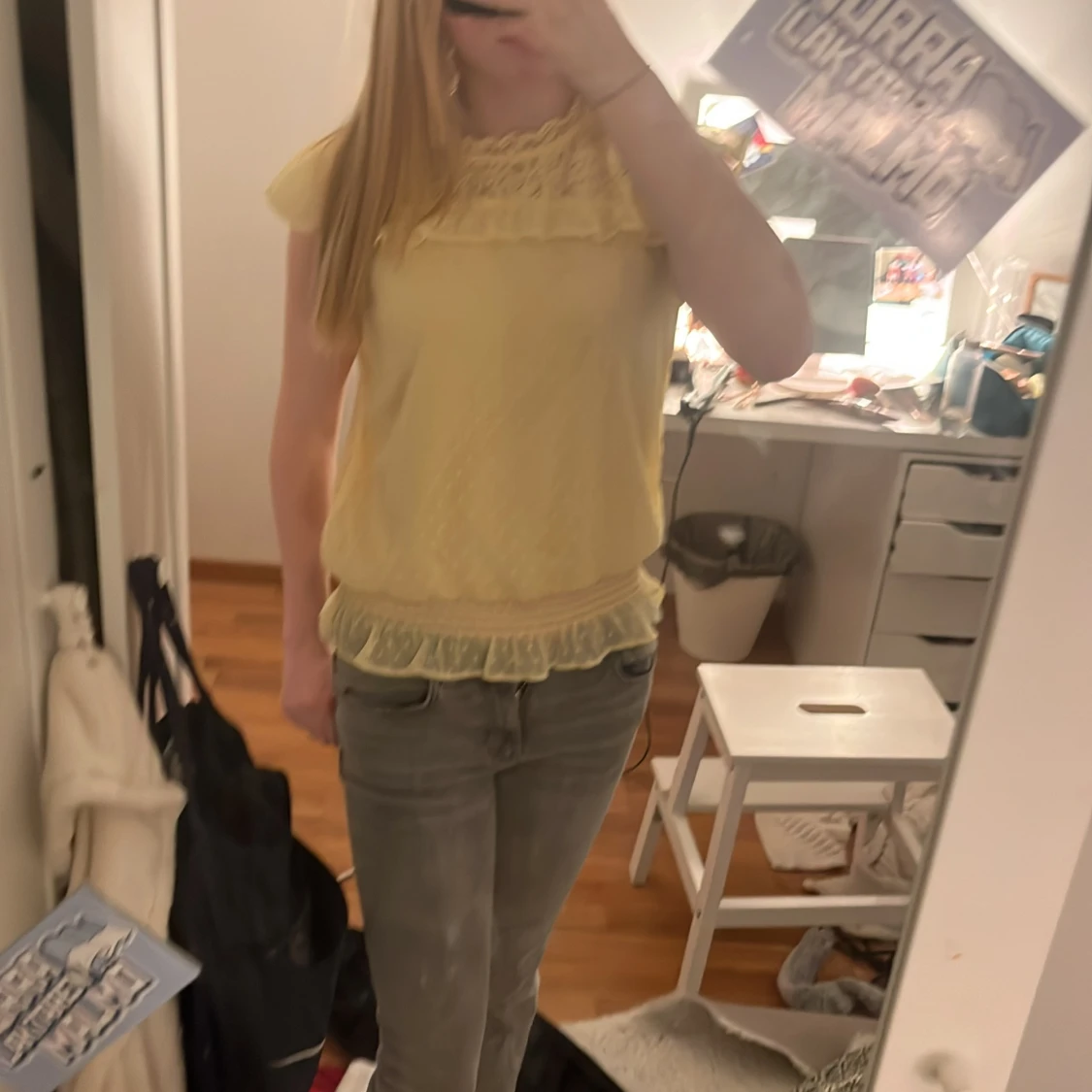 Gul blus med spetsdetaljer - 91