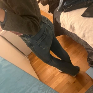 Blå bootcut jeans - Säljer ett par klassiska blå bootcut jeans ifrån Only. De var ett väldigt skönt material som är väldigt stretchigt. Storlek 32 men skulle säga att de passar mer 34-36. Defekt:slitna längst ner
