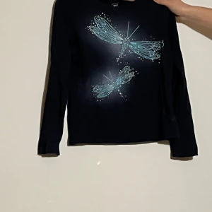 Mörkblå tröja - Snygg mörkblå långärmad tröja med trollsländs tryck.
