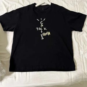 Cactus jack t-shirt - Säljer min Cactus Jack-t-shirt i mycket bra skick. Nästan inte använd eftersom den var lite för stor för mig
