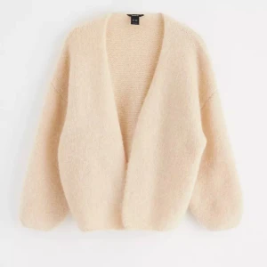 Beige koftan - Superfin kofta från Lindex🙌🏼 Använd fåtal gånger så i bra skick! Nypris 400kr