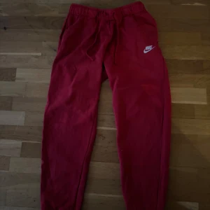 Nike Byxor - Säljer ett par röda Nike Byxor bra skick inga skador köpt för 700 säljer för 350 pris kan diskuteras 