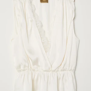 Vit ärmlös blus med spetsdetaljer - SÖKER DENNA SATIN TOPP FRÅN H&M, storlek 32-38, kan betala jättebra!!🥰🥰