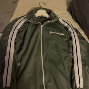  Palm Angels set - Palm Angels set med vita ränder längs sidorna. Byxorna har en elastisk midja och dragkedja vid fickorna för extra funktionalitet. Kan gå billigare vid snabb affär 1000kr styck