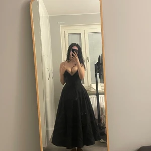 Oanvänd midiklänning från House of CB - Super fin svart och elegant klänning, det finns fästen inuti för extra support (har vanlig bh på bilderna, brösttejp fungerar bäst). Köpte för skolbal men det blev tyvärr inte av. Helt ny, den hängde i garderoben i några månader och jag tänker att det är dags för någon annan att bära den nu! Utan prislapp :) Har fler bilder om det behövs! 