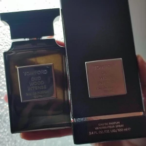 Tom Ford Oud Wood Intense EDP 100ml - Tom Ford Oud Wood Intense. Edp. 100ml. The bottle is new and comes with the original box. Only sprayed a few times to smell the perfume. The cap is defect, you can not close it properly without pushing the sprayer. (This happened after I recieved the bottle. I think something happened to the actual sprayer. Hopefully it's fixable) You are still able to use the perfume, just dont close the cap completely. And some scratches in the bottle design. Please see the pictures.