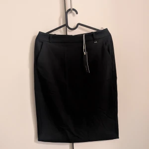 NY MED LAPPAR - Svart kjol ESPRIT  - Verkligen superfin elegant svart kjol med dragkedja bak och bälteshällor från ESPRIT. Perfekt för en stilren look. Kjolen har en klassisk design som passar till många tillfällen. Helt ny med lappar kvar! Nypris 699 :- 
