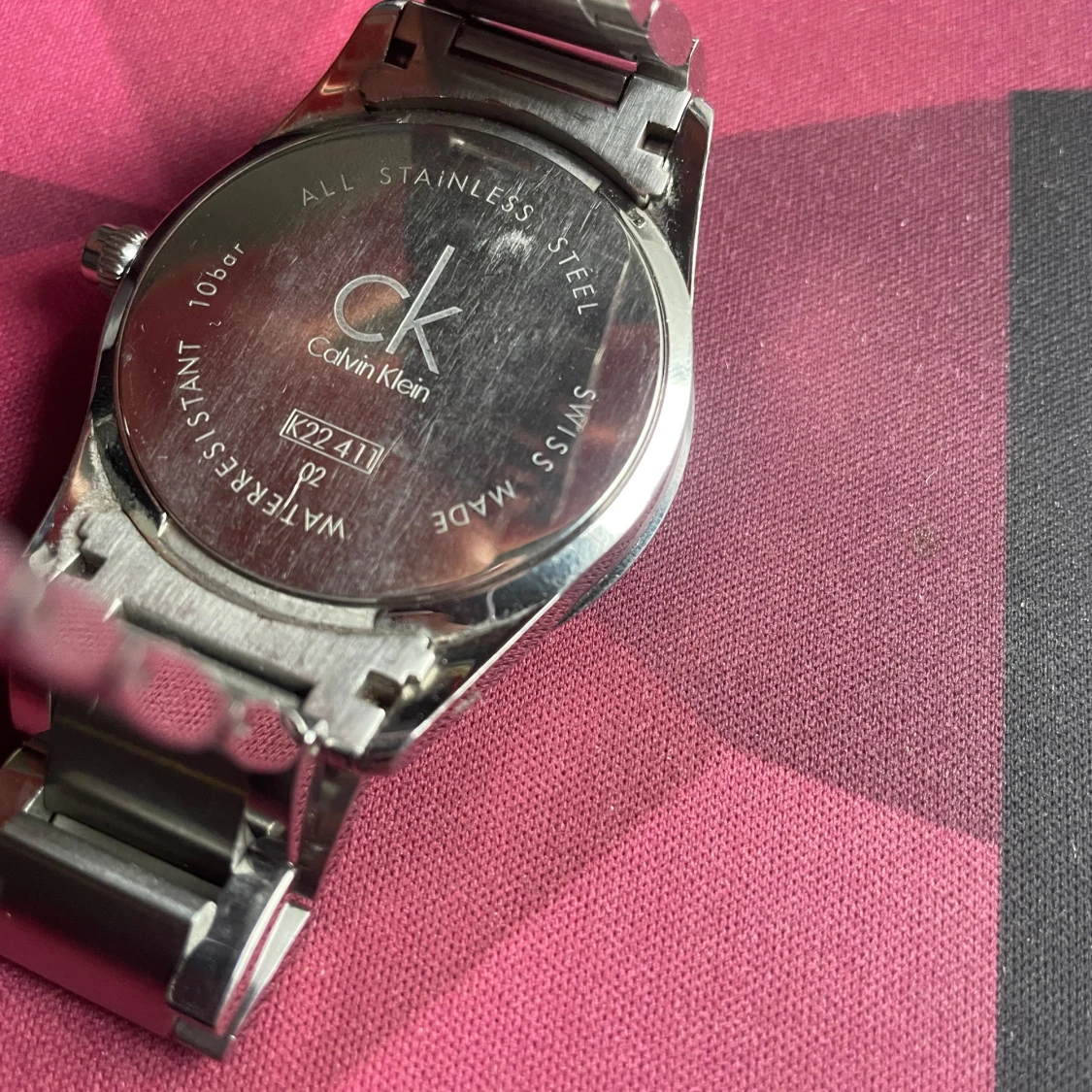 Silverfärgad klocka från Calvin Klein. Batteriet är nyss bytt - 92