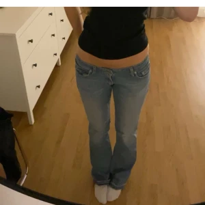 Blå jeans från Levis - Säljer dessa supersnygga bootcut jeans från Levis då dem inte passar. (Bilderna är lånade)💗