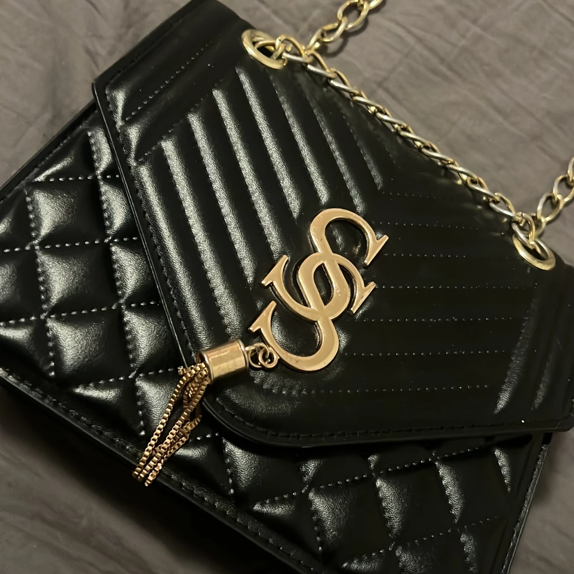 Svart quiltad axelväska med ked - 90