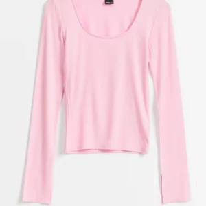 Rosa långärmad topp från Gina Tricot - Säljer en söt rosa långärmad topp från Gina Tricot. Toppen har en rundad halsringning och är gjord i ett lätt material. Den är slutsåld, nypris 199. Säljer för 99 då den fortfarande är i mycket bra skick❤️❤️