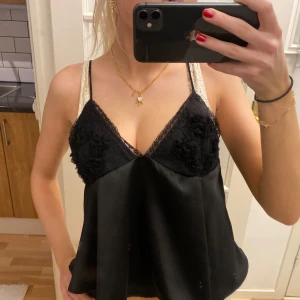 Svart linne med spetsdetaljer - Snyggt svart linne med spetsdetaljer och smala axelband. Perfekt för fest. ❤️❤️