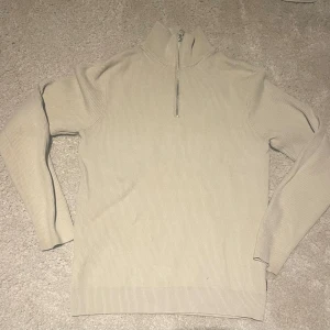 Beige half zip - Tjena! Säljer denna stilrena half zip från Only & Sons. Den är i storlek XS Knappt använd skick 9/10⭐️ fraktar inom 24 timmar 🚛Hör av er om ni har några funderingar 💭