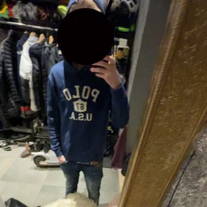 Ralph lauren hoodie - En riktigt snygg ralph lauren hoodie i storlek xl barn som motsvarar typ S/XS. Riktigt fint skick och nypris ligger på runt 1500kr killen på bilden är runt 175.