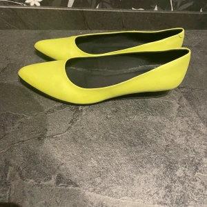 Ljusgröna skor - Säljer ljusgröna/gulgröna skor med liiten klack från Vagabond i storlek 38. Färgen på skorna heter ”acid green”. Har fått skorna så vet inte hur mycket dom är använda men ser använda ut men syns bara under sulan annars inga defekter. Köparen betalar frakten!