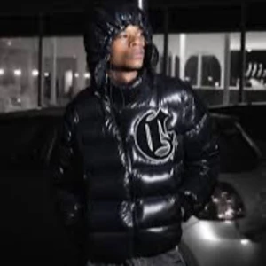 Svart pufferjacka  - Snygg svart pufferjacka med avtagbara ärmar. Lite UK stil. Märket är Corvdea och den är köpt för lite över 2000 ny.  Perfekt för kyliga dagar