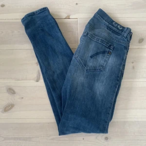 Blå jeansbyxor - Blåa Dondup jeans i storlek 33, men sitter mer 32-31. Lagade av skräddare i grenen, men inget som märks eller syns. 