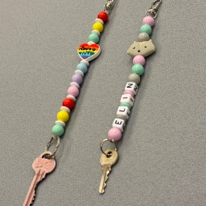 Färgglada pärlade nyckelband - Unika handgjorda nyckelringar med färgglada pärlor och personliga detaljer. Inkluderar 3 valfria färger, bokstavspärlor samt motivpärla . Perfekt för att ge en personlig touch till dina nycklar😁