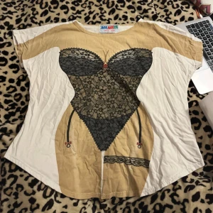 Beige och vit t-shirt med tryck från Mamaya - Unik cool/rolig tröja, hittar ej storlek men skulle säga XL. använd köp nu!