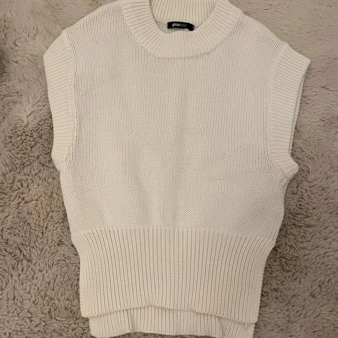 Vit stickad topp från Gina Tricot - 90