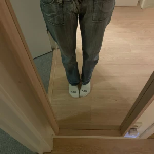 Blå jeans  - Säljer ett par snygga blå jeans, det står ingen storlek på men för referens är jag 162 och har ett midjemått på 80