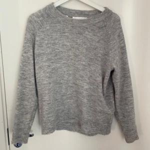 Grå stickad tröja från Nelly - Mysig grå stickad tröja som är köpt från Nelly, Perfekt för kyliga dagar. Har bara haft på mig den ett fåtal gånger men är nästan som ny❤️