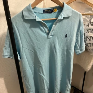 Ljusblå pikétröja från Ralph Lauren - Säljer en ljusblå pikétröja från Ralph Lauren. Köpt i deras butik i Frankrike 