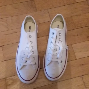Vita sneakers från Converse - Snygga vita Converse All Star sneakers med klassisk design och snörning. Perfekta för en avslappnad stil.