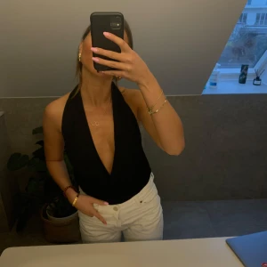 Svart Topp - Säljer denna snygga fest toppen, som aldrig är andvänd och prislappen är fortfarande på. Man kan justera hur den sitter när man knyter den!🥰