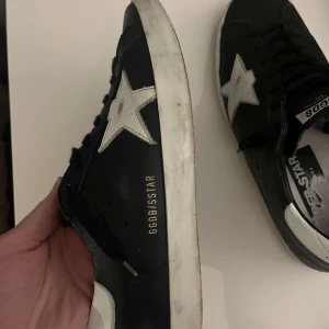 Golden Goose Superstar - Säljer dessa Golden Goose Superstar i storlek 42. I top skick fortfarande utan sprickor i sulorna osv.