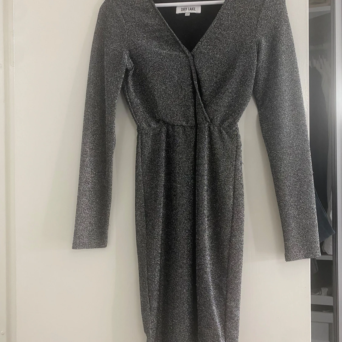 Glittrig omlottklänning