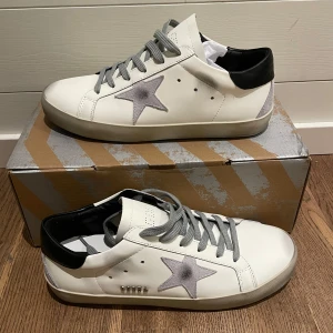 Golden goose skor - Säljer dessa riktigt sköna och snygga golden goose sneakers. Skorna är i storlek 42 men passar även 43. Dem är i nyskick och allt og så som t.ex dustbag medföljer! Dessa skor går inte att hitta i såhär bra skick för detta priset. Vid funderingar eller frågor är det bara att kontakta oss🙌Priset går alltid att diskuteras