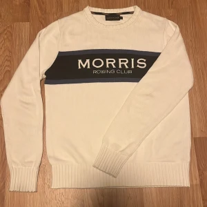 Stickad Morris tröja - Fet stickad Morris sweatshirt i mycket bra skick. Lite tajtare passform. Kom gärna med bud och frågor!😁😁