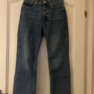 Blå jeansbyxor - Snygga blå jeansbyxor med rak passform och fem fickor. Säljer då de är för små! Näst intill ingen stretch.