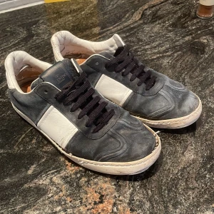 Valentino Garavani flycrews - Säljer dessa snygga valentino flycrews de är ganska slitna det är därför priset är lågt, finns lite defekter på dem men det går att laga