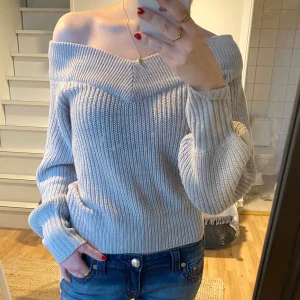 Offshoulder Gina Tricot - Snygg grå stickad tröja som är offshoulder❤️ 
