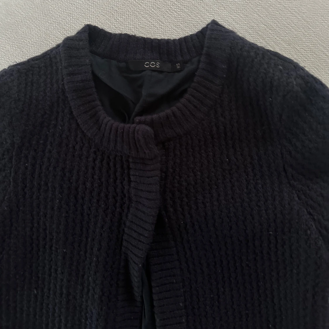 Mörkblå stickad kofta från COS. 100% ull - 90