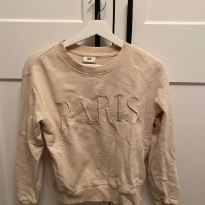 Beige sweatshirt  - Köpt för 260kr.